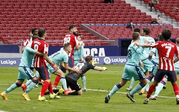 Oblak se va al suelo durante el último saque de esquina del Atlético de Madrid. 