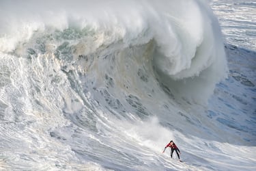 Sesión de surf de olas grandes el 3 de diciembre de 2025 en Nazare, Portugal.