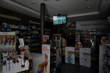 Una imagen muestra una farmacia en Lisboa a oscuras durante un apag¨®n generalizado que afect¨® a Espa?a y Portugal.
