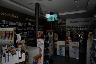 Una imagen muestra una farmacia en Lisboa a oscuras durante un apagón generalizado que afectó a España y Portugal. 