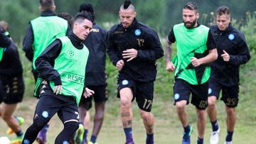 Callejón, Hamsik, Tonelli y Lasicki, durante el entrenamiento del Nápoles.