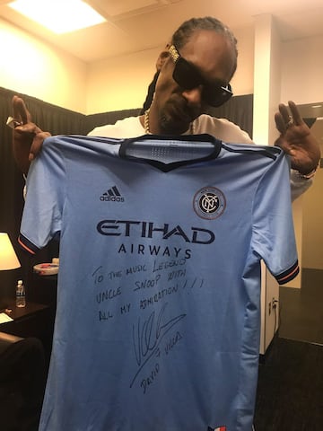 David el 'Guaje' Villa le obsequió al cantante una camiseta firmada, la cual mostró con orgullo.