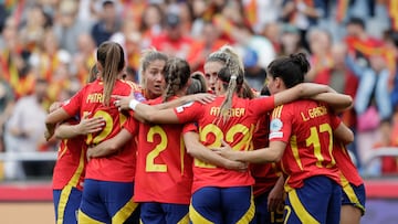 A CORUÑA (GALICIA), 16/07/2024.- Las jugadoras de España celebran el primer gol anotado a Bélgica durante el partido correspondiente a la última jornada de la clasificación para la Eurocopa Femenina, entre las selecciones de España y Bélgica, este martes en el Estadio de Riazor de A Coruña (Galicia). EFE/ Cabalar
