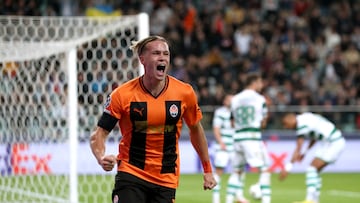 Soccer Football - Champions League - Group F - Shakhtar Donetsk v Celtic - Stadion Wojska Polskiego, Warsaw, Poland - September 14, 2022 Shakhtar Donetsk's Mykhailo Mudryk celebrates scoring their first goal REUTERS/Kacper Pempel