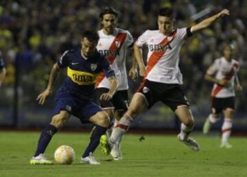 BAS214. BUENOS AIRES (ARGENTINA), 14/05/2015.- El jugador Daniel Osvaldo (i) de Boca Juniors disputa el balón con Matias Kranevitter (d) de River Plate hoy, jueves 14 de Mayo de 2015, durante un partido por los octavos de final de la Copa Libertadores, en el estado de Boca Juniors en Buenos Aires (Argentina). EFE/Iván Fernández