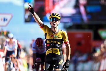 Primoz Roglic celebra la victoria.