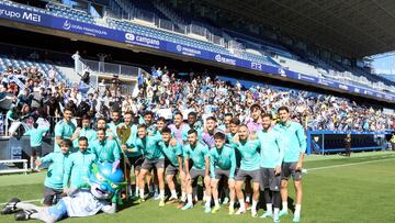 Los jugadores del Málaga posan delanmte de sus aficionados.