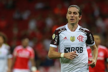 Filipe Luis (Brasil, 9/8/1985) ha ido ampliando todavía más su palmarés desde su adiós al fútbol europeo. Campeón de Liga (2014), de Copa (2013), de la Europa League (2012 y 2018) y de la Supercopa de Europa (2010, 2012 y 2018) con el Atlético de Madrid y de la Premier (2015) y de la Copa de la Liga (2015) con el Chelsea, este histórico lateral izquierdo —segundo extranjero con más partidos jugados con la elástica rojiblanca— ha ganado también dos Ligas (2019 y 2020), dos Supercopas (2020 y 2021) y una Copa Libertadores (2019) con el Flamengo, club con el que, tiene contrato hasta diciembre de 2023.