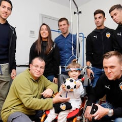 El Valencia visita a los niños enfermos por Navidad