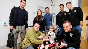 El Valencia visita a los niños enfermos por Navidad