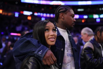 Stefon Diggs, jugador profesional estadounidense de f¨²tbol americano, junto a Cardi B, rapera, cantante, compositora, actriz y empresaria estadounidense, en las gradas del Madison Square Garden para presenciar el cuarto partido de la eliminatoria de Playoffs entre los Boston Celtics y los New York Knicks.