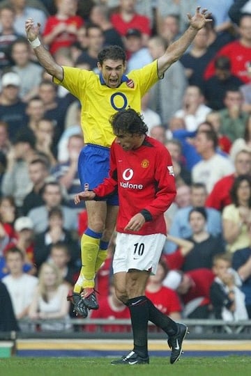 Martin Keown celebra el fallo de Van Nistelrooy en la cara del delantero holandés.