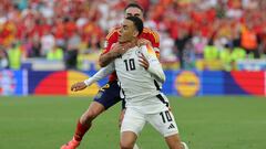 El lateral de la selección española y del Real Madrid bloqueó al jugador alemán del Bayern de Munich justo antes de que terminara el encuentro. Una acción que le costó la expulsión al futbolista español, pero que salvó un posible gol de Alemania.