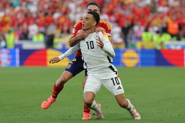 El lateral de la selección española y del Real Madrid bloqueó al jugador alemán del Bayern de Munich justo antes de que terminara el encuentro. Una acción que le costó la expulsión al futbolista español, pero que salvó un posible gol de Alemania.