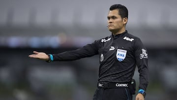 Jorge Antonio Pérez Durán como árbitro central durante un partido en el Estadio Azteca.