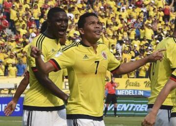 Colombia's Carlos Bacca (R) celebrates with teammates after scoring against Ecuador during their Russia 2018 FIFA World Cup South American Qualifiers' football match, in Barranquilla, Colombia, on March 29, 2016.   AFP PHOTO / LUIS ACOSTA