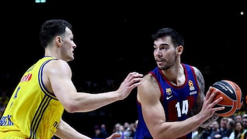 Willy Hernangomez, pívot del Barcelona, ante Yanni Wetzell, del Alba Berlín, en la Euroliga.