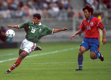 Una de las Copas del Mundo más recordadas por los mexicanos. El conjunto Tricolor debutó con una victoria de 3-1 ante Corea del Sur, que iba ganando en la primera media hora de partido. Ricardo Peláez empató el juego y un doblete de Luis Hernández le dio los tres puntos a México. El torneo terminó para los aztecas en Octavos de Final, tras perder con Alemania 2-1.