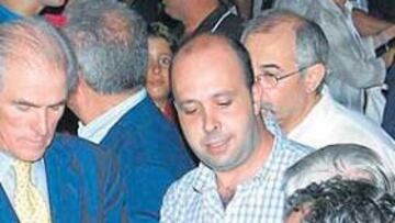 <b>ACLAMADO. </b>Los miembros de las Peñas de la Comunidad Valenciana recibieron ayer a Calderón, que estuvo acompañado por Goyo Benito, y le mostraron todo su apoyo.