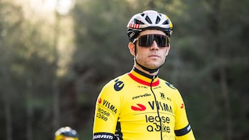 Van Aert, en una sesión de fotos de pretemporada con el Visma.