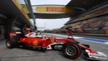 Raikkonen saliendo del garaje del Ferrari en China.