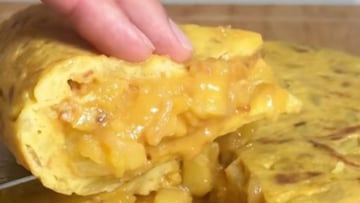 Un español en Estados Unidos muestra cómo hacer una tortilla de patatas perfecta y los comentarios se rinden ante él: “Gracias”