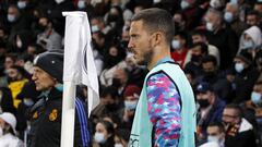 Eden Hazard calienta en la banda mientras contempla el juego en el Real Madrid-Shakhtar Donetsk de la fase de grupos de la Champions.