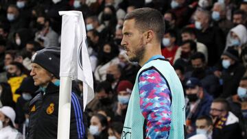 Eden Hazard calienta en la banda mientras contempla el juego en el Real Madrid-Shakhtar Donetsk de la fase de grupos de la Champions.