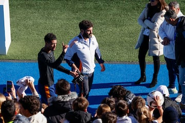 Los jugadores del Real Madrid al final del entrenamiento  atendieron a los aficionados que se dieron cita en el Di Stéfano, un día especial para la comunión del madridismo.