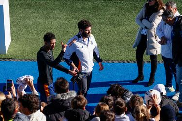 Los jugadores del Real Madrid al final del entrenamiento  atendieron a los aficionados que se dieron cita en el Di Stéfano, un día especial para la comunión del madridismo.