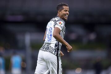 Giovani Dos Santos festeja un gol con el América