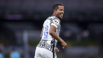 Giovani Dos Santos festeja un gol con el América