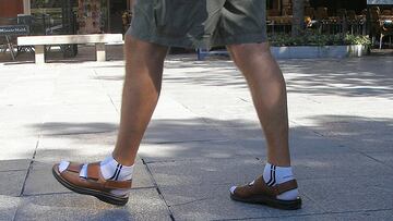 El motivo por el que los turistas llevan los calcetines puestos con las sandalias