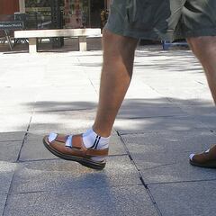 El motivo por el que los turistas llevan los calcetines puestos con las sandalias