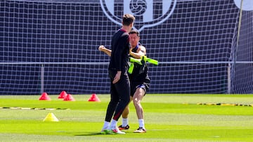 Wojciech Szczesny y Roberto Lewandowski se han tomado uno de los ltimos entrenamientos de la temporada con mucho humor. Los jugadores polacos protagonizaron una cmica accin durante el entreno, Szcz?sny propin un 'pu?etazo' a su compatriota, que cay derribado y el delantero se la 'devolvi' al instante. Todo en tono de buen ambiente entre ambos compa?eros.
