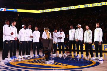 El Oracle Arena se vistió de gala para el arranque de la temporada NBA: los Warriors recibieron sus anillos de campeones y alzaron otra bandera al techo del pabellón. Arrancó la temporada 2017-18.
