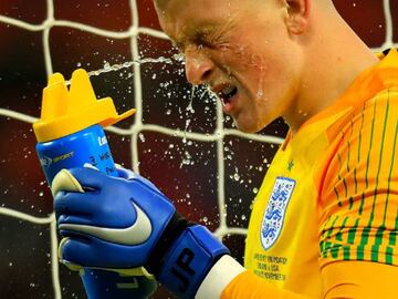 Jordan Pickford anotó los nombres de los posibles tiradores de penales en su botella de agua para el partido amistoso ante Estados Unidos.