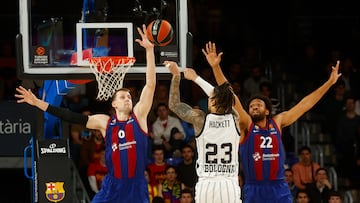 BARCELONA, 31/01/2024.- El base del Virtus Daniel Hackett (c) lanza a canasta ante Jan Vesely (i) y Jabari Parker, ambos del Barcelona, durante el partido de la EuroLiga de baloncesto que FC Barcelona y Virtus Segafredo Bolonia disputan este miércoles en el Palau Blaugrana. EFE/Quique García