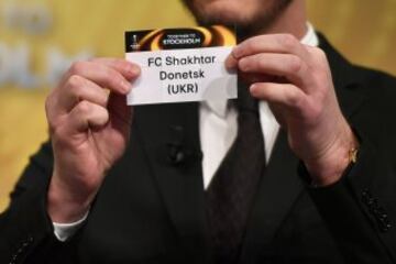 Sweden's former defender and 2017 Europa League final ambassador Patrik Andersson holds the name of Shakhtar Donetsk during the draw for the round of 32 of the UEFA Europa League football tournament at the UEFA headquarters in Nyon on December 12, 2016. / AFP PHOTO / Fabrice COFFRINI