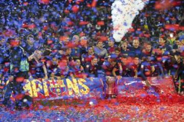 El Barcelona recibe el trofeo de la Liga BBVA 2012-2013.