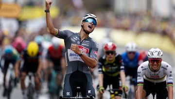 Van der Poel celebra su triunfo en la segunda etapa del Tour.