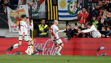 MADRID 14/04/2023.- Los jugadores del Rayo Vallecano celebran el gol de su equipo (anotad por Isi Palazón -c-) durante el partido de la Jornada 29 de LaLiga Santander que Rayo Vallecano y CA Osasuna disputan en el Campo de Fútbol de Vallecas, este viernes. EFE/ Juanjo Martin
