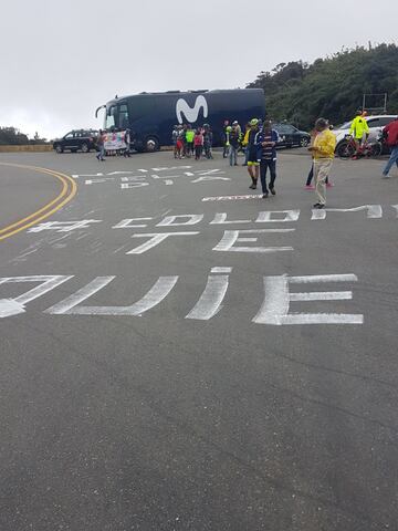 En su cumpleaños, Nairo Quintana fue sorprendido por sus seguidores en el Alto de la Línea. 