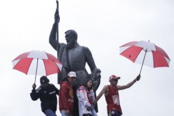 Hinchas festejan cumpleaños de Santa Fe en donde todo inició