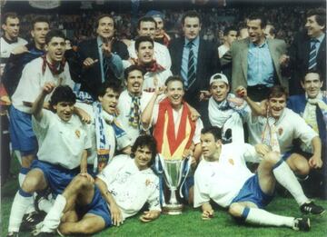 El Zaragoza celebra la Recopa ganada en la temporada 94/95.