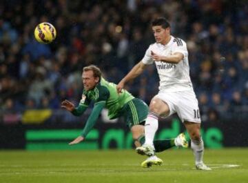Peleando un balón con Krohn-Dehli.