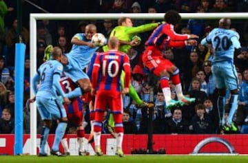 Sergio Agüero anotó los tres tantos en el triunfo de Manchester City.