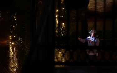 Un hombre graba la tormenta mientras el huracán Milton toca tierra en Sarasota, Florida.