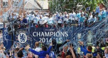 Football - Chelsea - Barclays Premier League Winners Parade - Chelsea & Kensington, London - 25/5/15
Chelsea players and fans during the parade
Action Images via Reuters / Alan Walter
Livepic