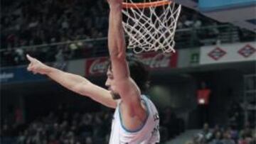 El escolta del Real Madrid Sergio Llull agradece un pase tras encestar